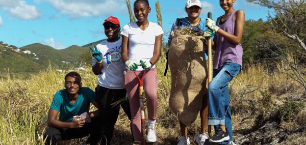 Removing invasive plants and trash @Fort Amsterdam